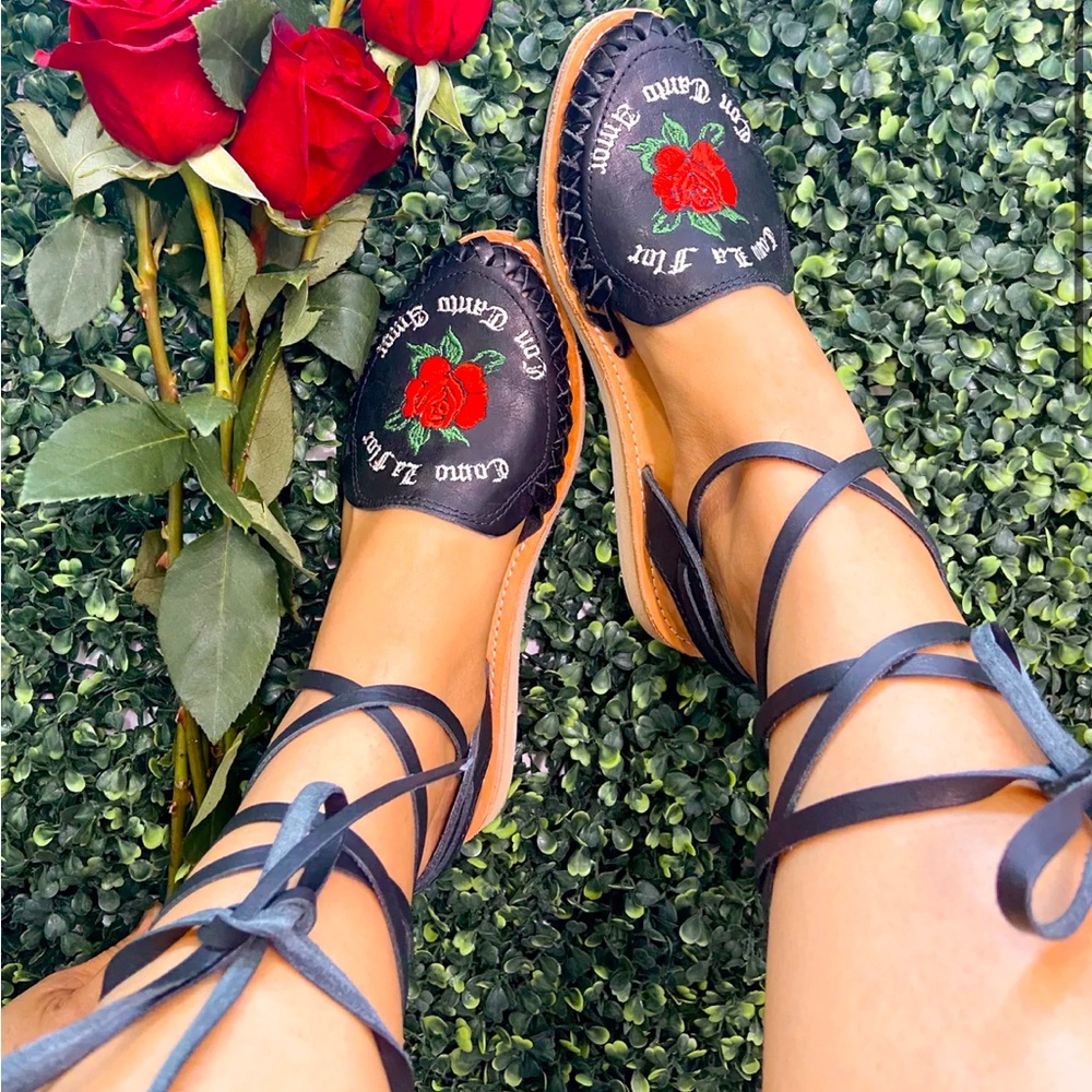 Custom black Como la flor Selena inspired sandals brand new size 8 leather
